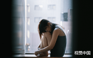 得知奶奶死讯的那一刻，我的眼泪竟不自觉从眼眶落了下来。 我以为我已经足够恨她。