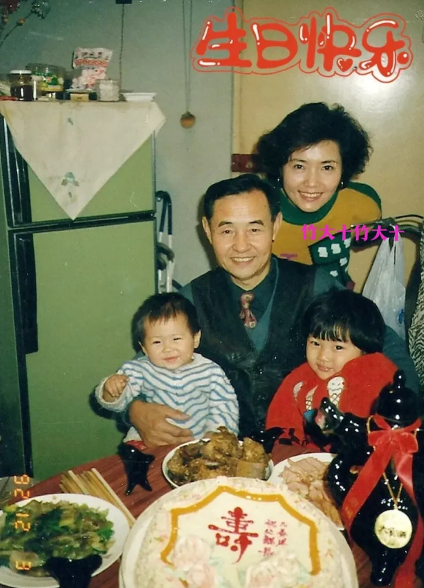 不怪姜黎黎颜值高，原来遗传了爸爸的好基因，看他爸爸打着领带，穿着马甲，眉清目秀，