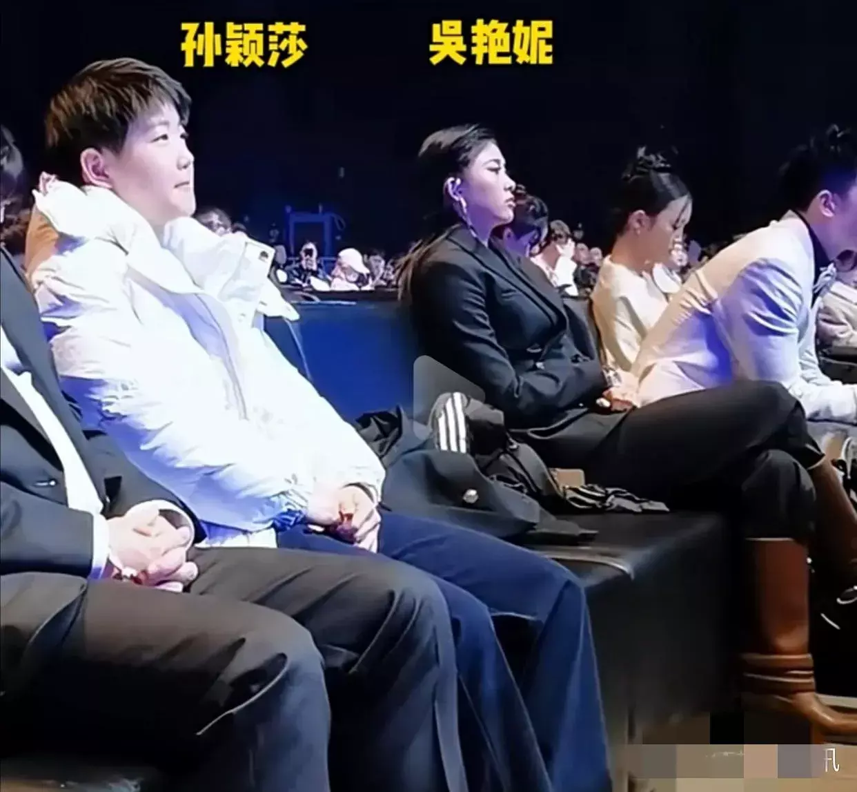 同样的运动员身份，从穿着打扮再到坐姿，怎么看，吴都是一个网红和演员。
