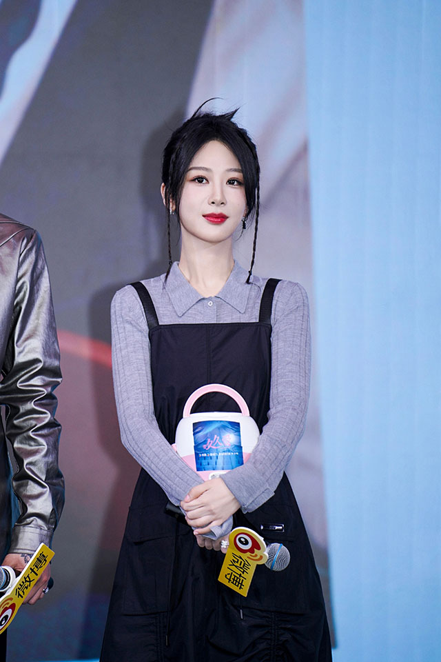 #杨紫抽绳吊带裙#杨紫给新剧《要久久爱》做宣传，路演状态很好。
有一说一，小猴紫