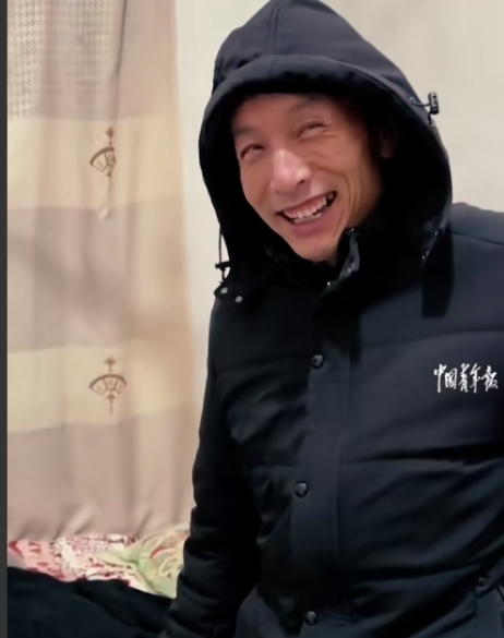 泪目了！一大学生放假回家，对父母声称，卧室床铺太过单薄，于是父母一同前往儿子房间