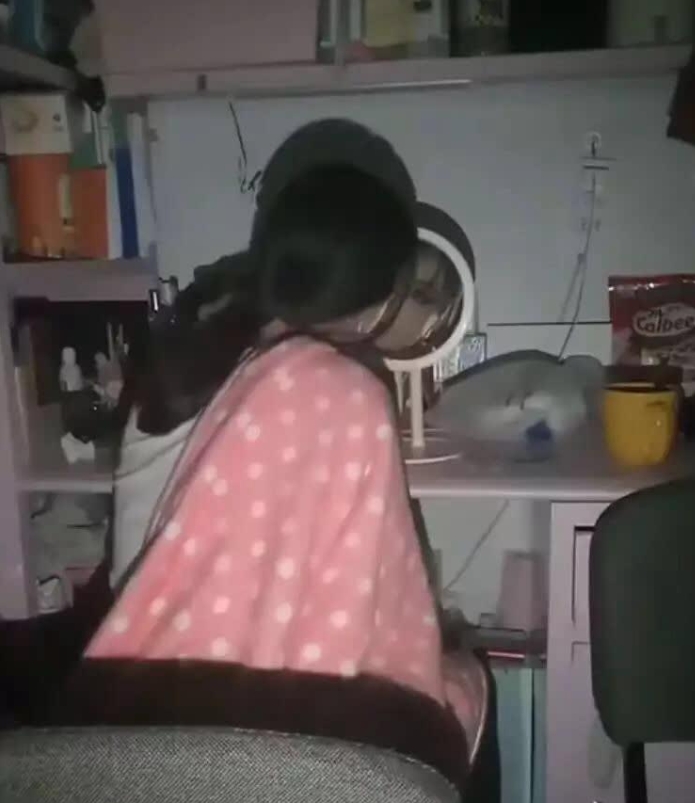 我的女朋友经常在半夜起来照镜子，这已经是不止一次了，这是怎么回事呢？
