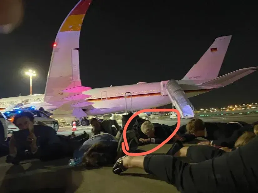 遇到事，不要慌，先发个朋友圈。
太搞笑了，德国总理舒尔茨创造了世界大国领导人出访