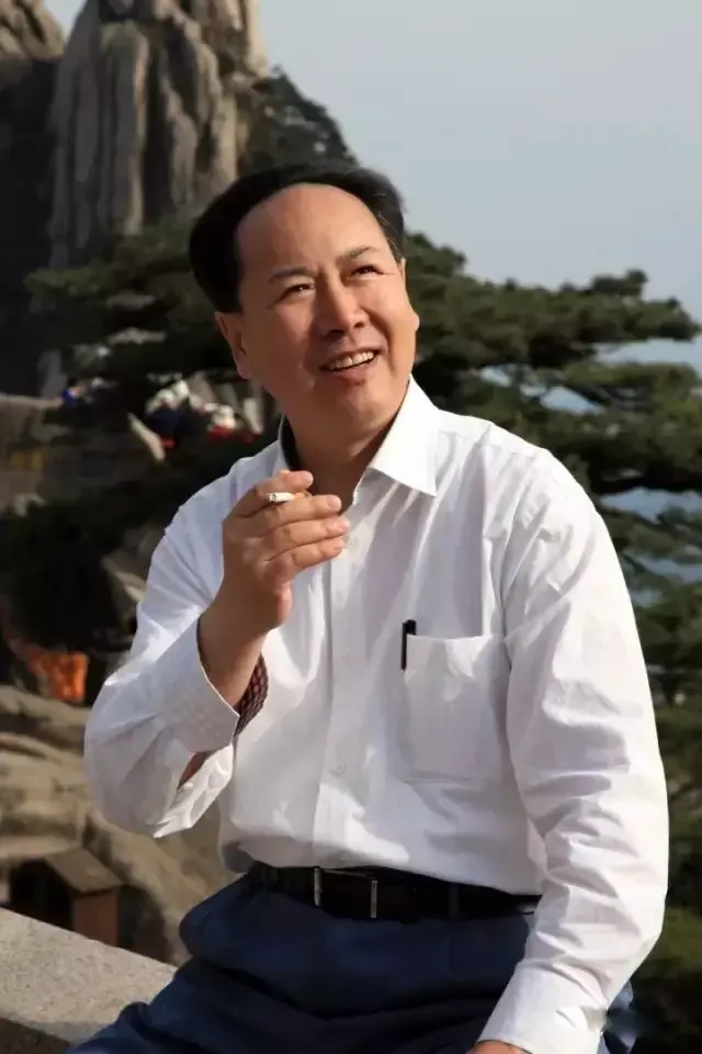 这张图片是所有参演主演员中最接近原型神情的，把伟人儒雅气质与型像演得很自然，特型