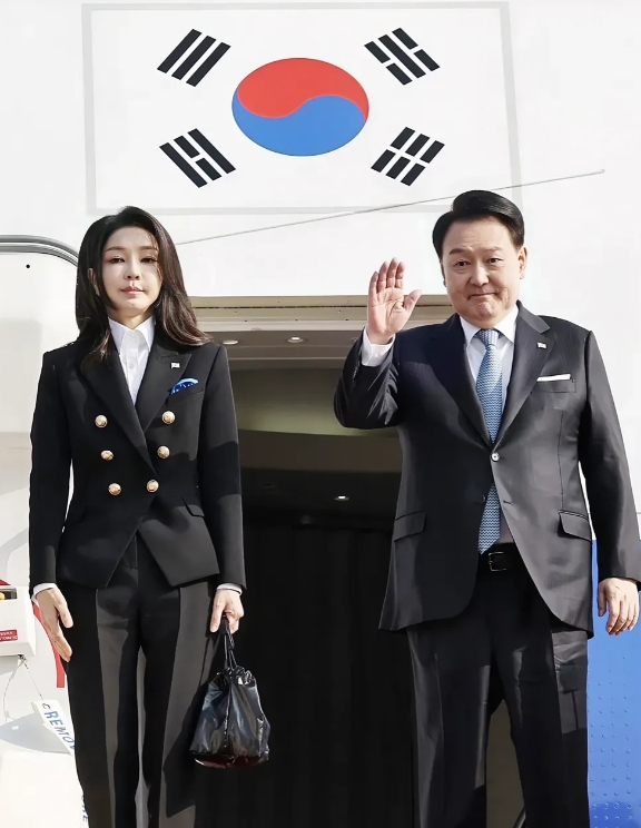 太尴尬了！韩国总统尹锡悦在质疑之声中启程赴美出席第三十次APEC领导人非正式会议