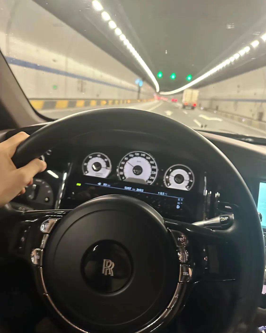 看过一个新闻：一女子用荧光水泼劳斯莱斯，事后跪求车主原谅，车主：我们很熟吗？	
