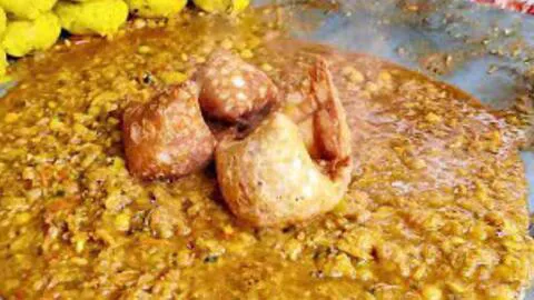 为什么印度认为中国穷？

因为中国游客总是站在印度的街头小吃前，久久凝视着不舍得