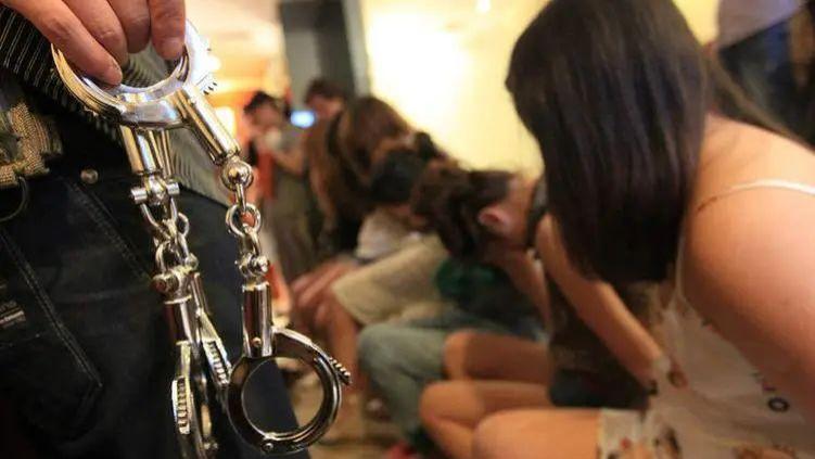 19岁女孩，卖淫帮男友还债，却被中年嫖客强奸，4.5万被抢劫一空