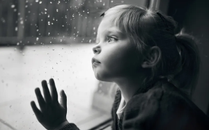 他恨我害死他心爱的女人，抱来小三的女儿养着，却让我这个亲生女儿去吃剩菜……