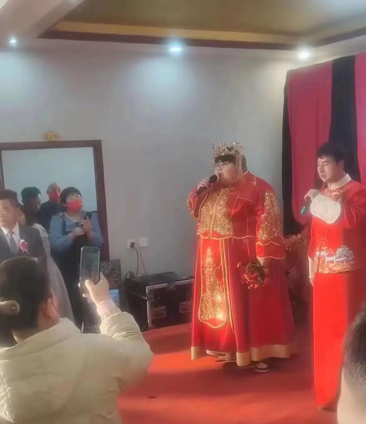 90斤男子娶300斤妻子，婚后生活很尴尬，由于一直没有成功过夫妻之事，导致连锁反