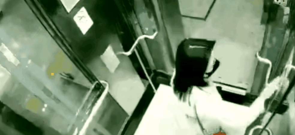 女人狠起来是真心够狠的，这女人搞完连屁股蛋子都不擦[吐血][吐血]

令人瞠目结
