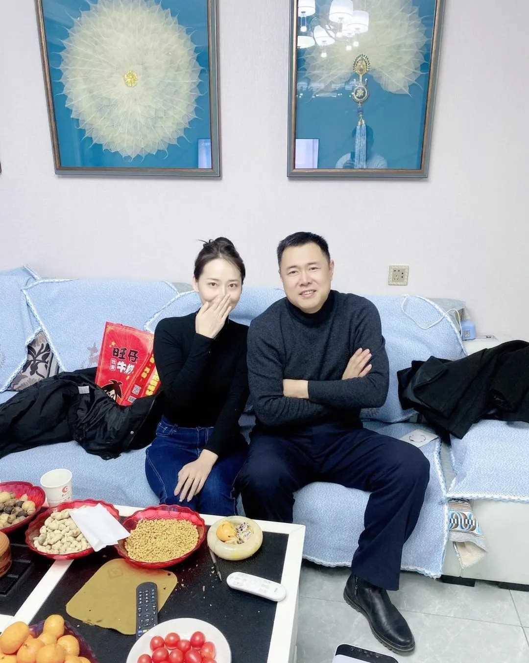 只要钱到位，年龄相差20岁也不成问题。这对照片中的夫妻，虽然年龄有20岁的距离，