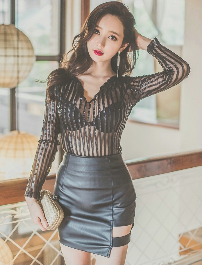 上联：如描似削身材。

下联：？