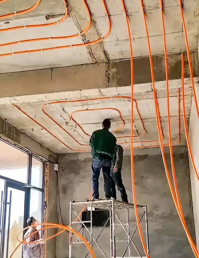 我严重怀疑施工人员把图纸拿反了！

地暖都是铺在地板上，所以才叫地暖。铺在天花板