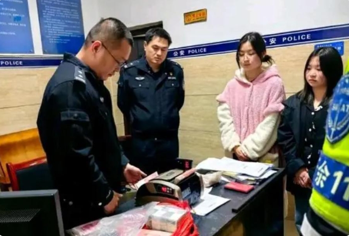 女生发现出租屋内11万现金上缴喜获免租1年

江西新余，两个年轻女生一起合租了一