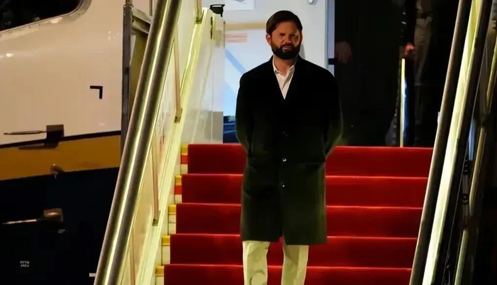 现在终于知道智利总统博里奇为什么不修边幅胡子拉碴也没人管了！原来他虽然贵为一国总