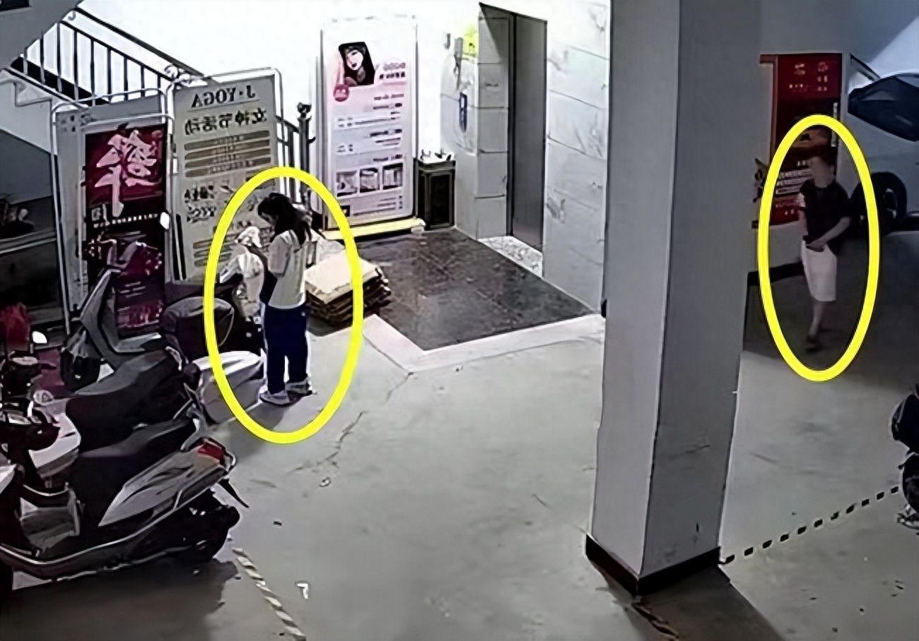 一名身穿校服的女子突然下蹲露出了她令人垂涎欲滴的翘臀。而就在她展示完美曲线的瞬间