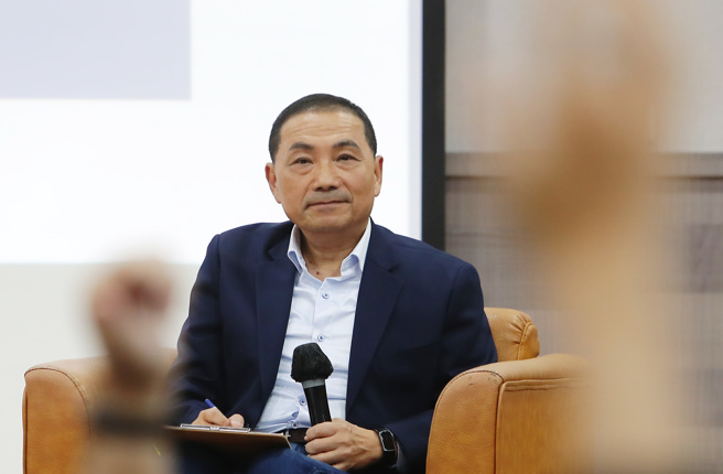 侯友宜17日接受华视专访谈两岸、韩国瑜当“立法院长”、郭台铭回归等议题，重申坚持