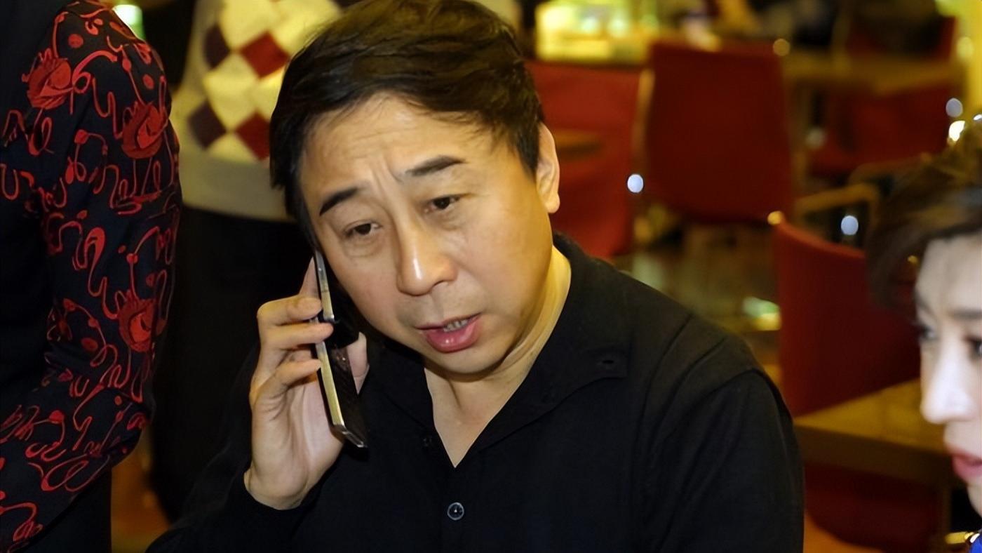 冯巩：47岁遭妙龄保姆索要50万分手费，他妻子的做法让人点赞