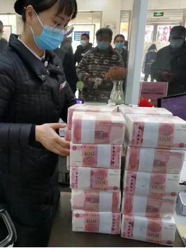 一男子去世，留下500万贷款，银行要求男子的儿子限期偿还，儿子并没有拒绝，但是同
