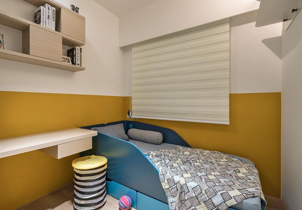 儿子的房间以芥末黄为跳色，又购买了一张孔雀蓝的儿童房，呼应了女儿房