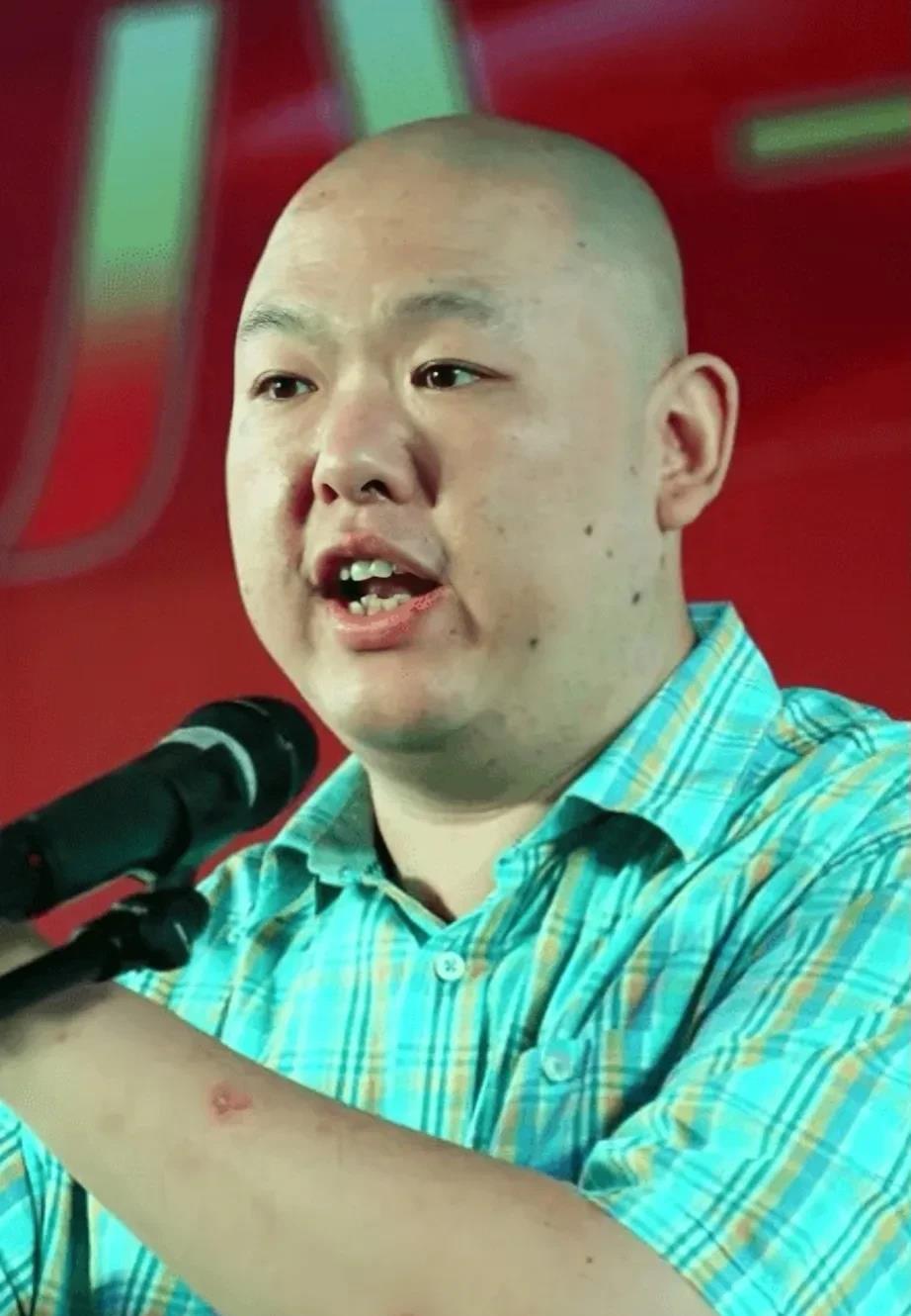 一次，王玥波和郭德纲演出，忙活了一天时间，观众太少，只赚了80块，王玥波不好意思