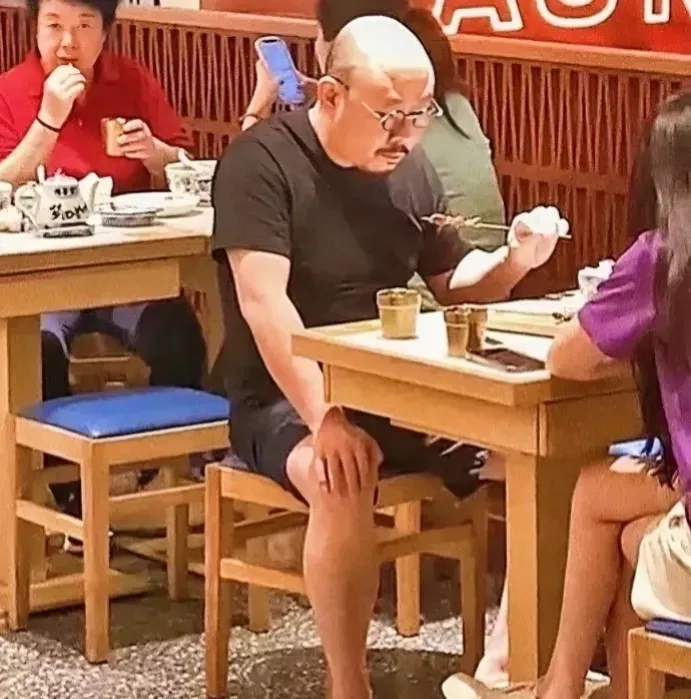 这就是刀郎
一个人街边撸串、喝酒
身在闹市，心在桃源
匍匐如土，蓬勃一树一树繁华