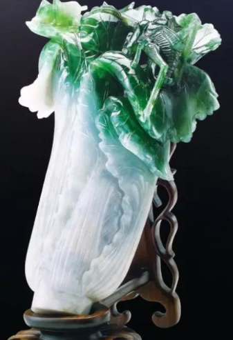 2007年，一名小学生在台北故宫观赏翠玉白菜，他突然指着白菜上的蝈蝈大喊“这蝈蝈