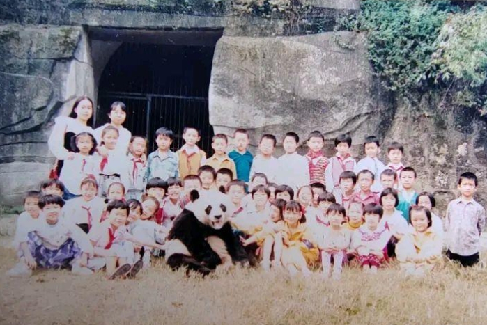 这简直震惊我全家的程度了。
这是网友晒出的上个世纪90年代小学生春游，居然能这样
