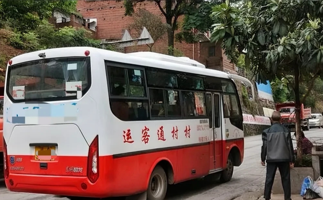 重庆，一男子坐大巴，突然发现手机被偷，他一把抓住扒手，让司机开车到派出所，岂料，