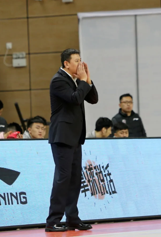 王世龙的骚操作
第一，送走了朱旭航和赖俊豪，加之刘泽一受伤，是严防死守的高快灵战