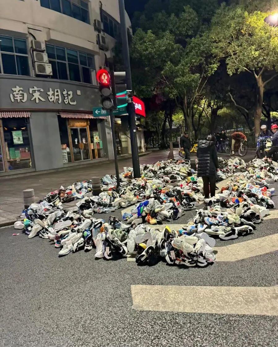 杭州市中心可以这样摆的嘛，容忍度这么高？