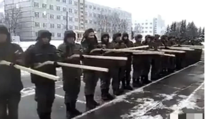 俄军单月送上战场的新兵人数在2万人，乌军司令扎鲁日内曾经认为“21世纪没有哪个正