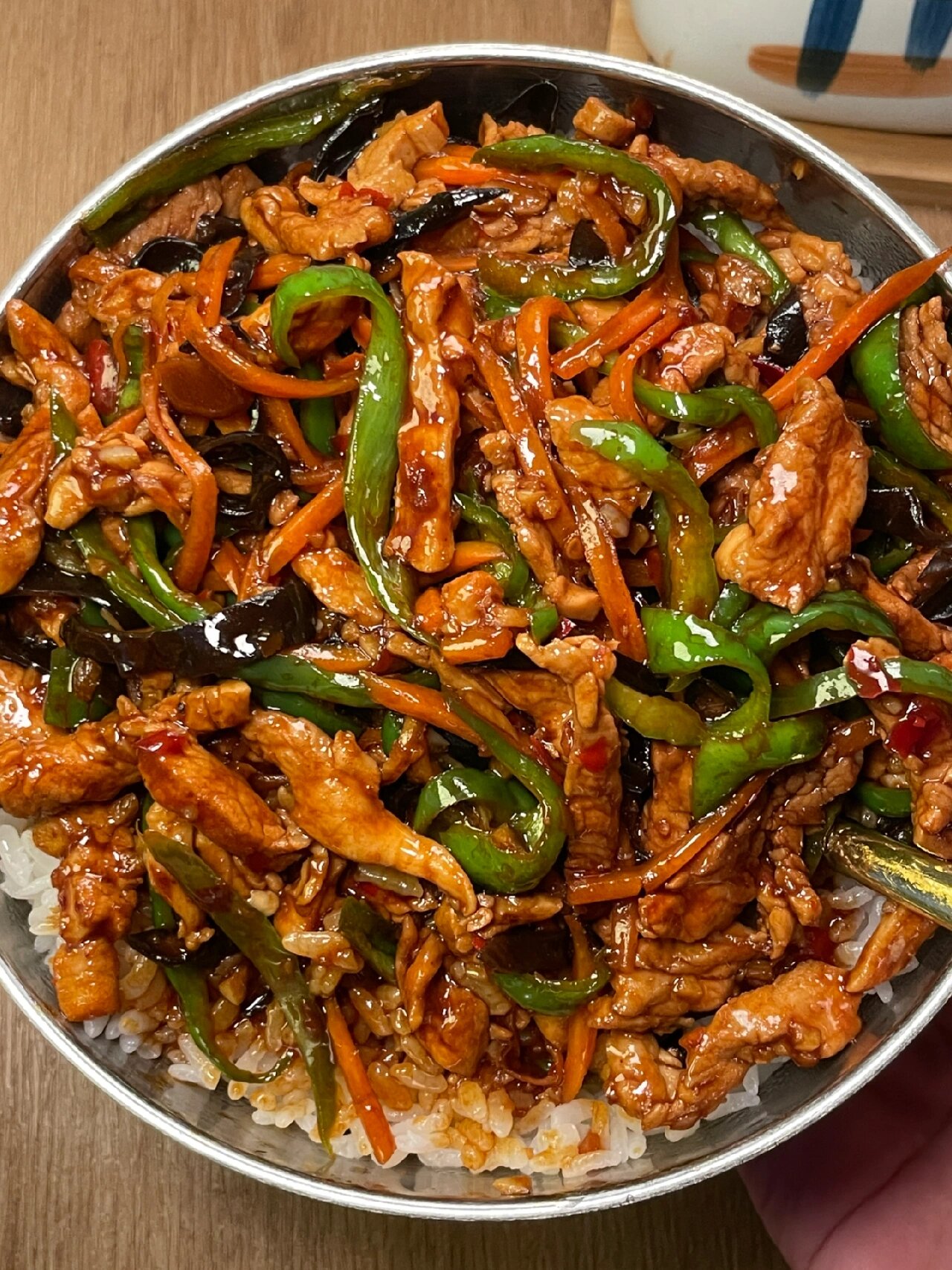 每次朋友来家里点名都要吃这个鱼香肉丝
从小就喜欢吃，做法简单，分分钟搞定，拌米饭