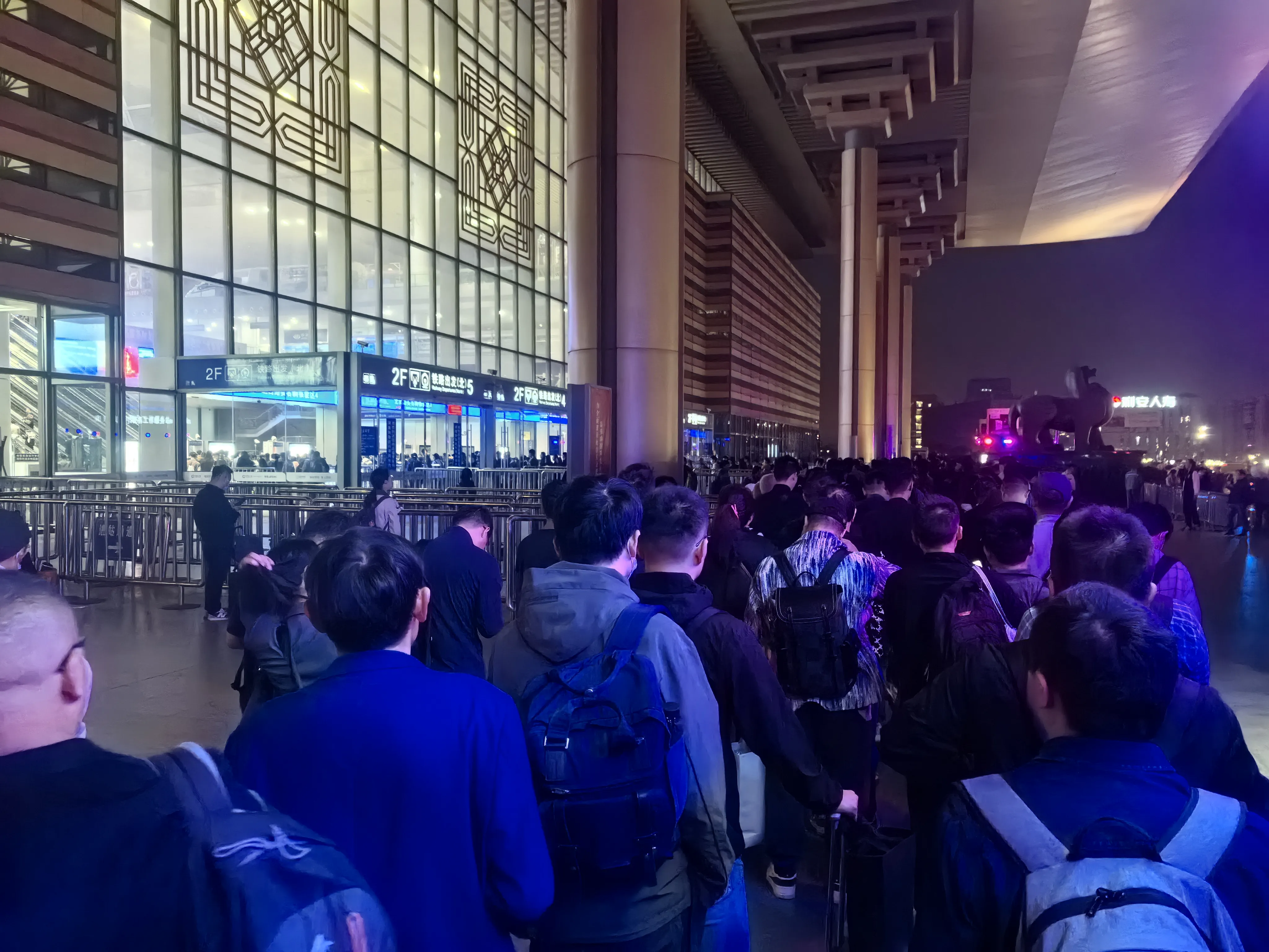 南京南站常态化管理混乱
北进站口堵了500人左右
就开两个口子 就让大家堵着
打