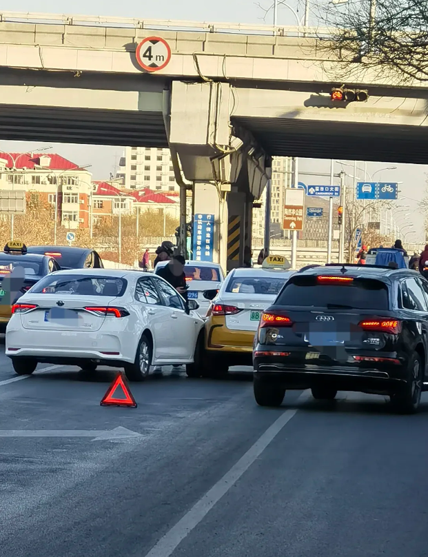 北京南站刚刚打出租车出来，听到车“哐当”一声，感觉是什么掉下来了。出租车大哥停了