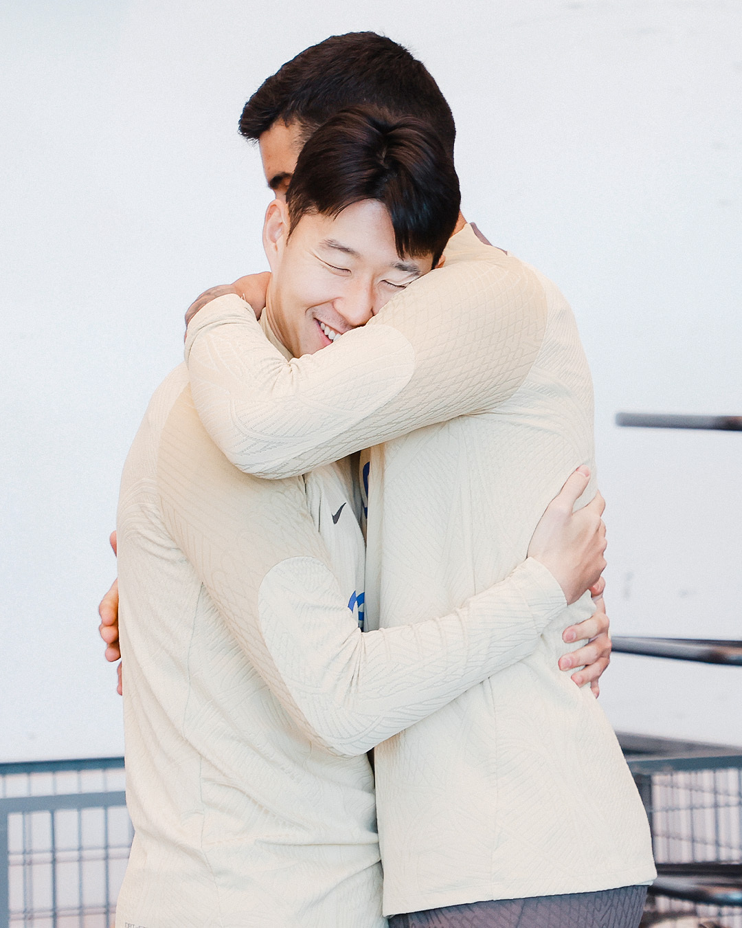 在热刺备战曼城的训练中，正队长孙兴慜亲密地和副队长罗梅罗拥抱。原本8胜2平的热刺