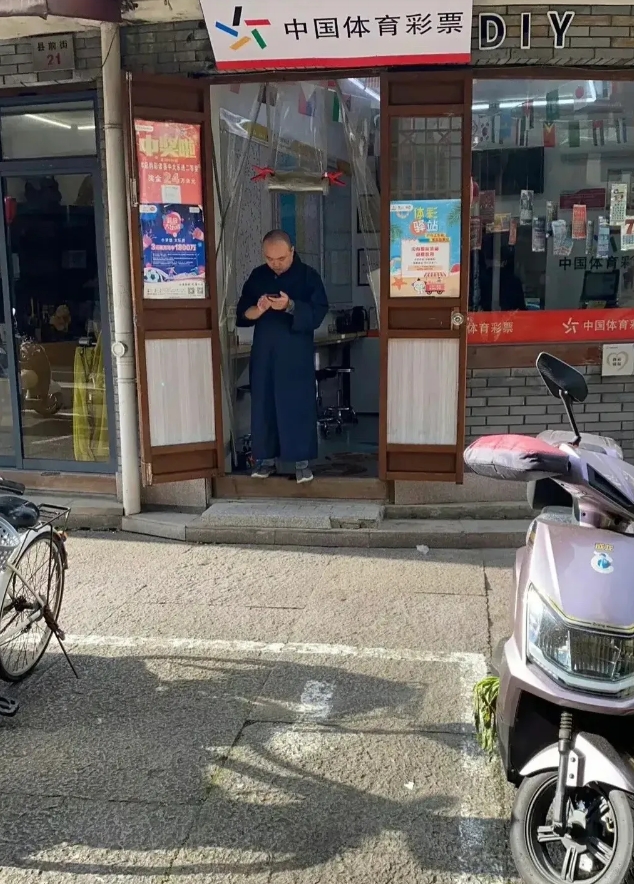谁能告诉我，为什么他也去买彩票？
