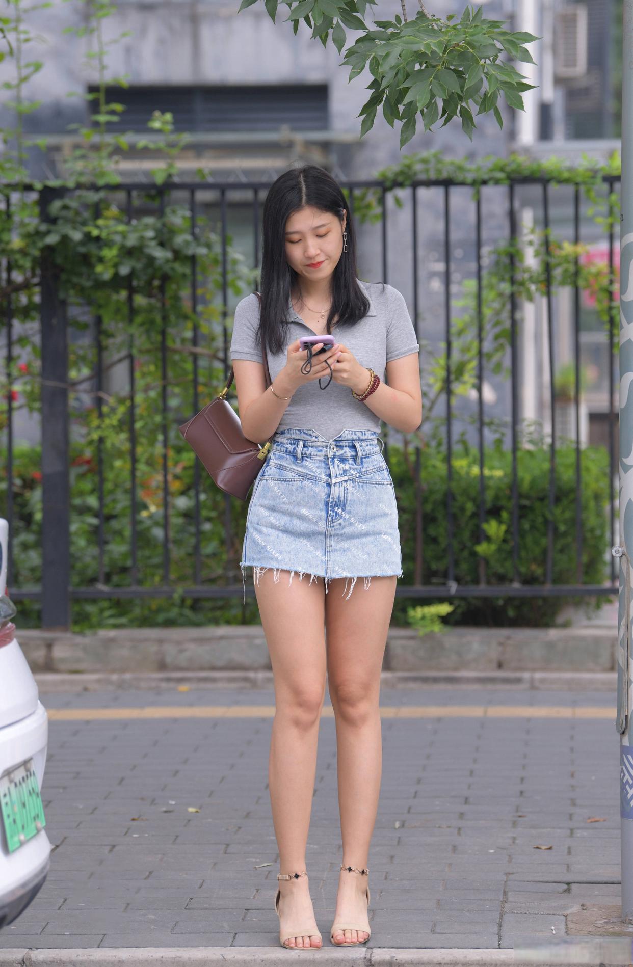 夏季牛仔短裙小姐姐，长的漂亮又很有气质，这条街的街花非她莫属了吧？
