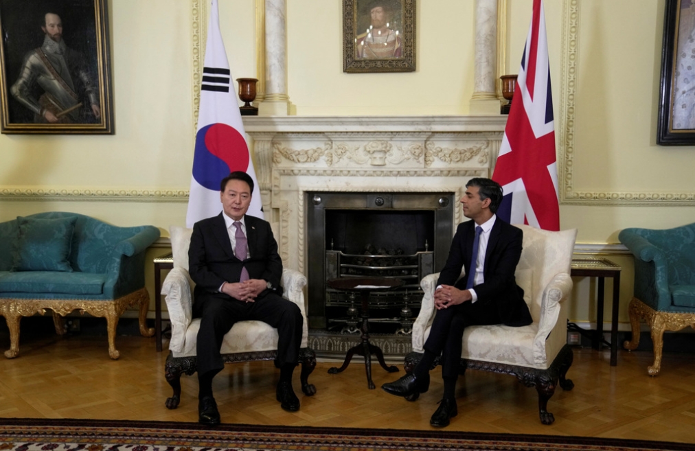 在英国访问的韩国总统尹锡悦今天与英国首相苏纳克举行双边会谈，并签署“唐宁街协议”