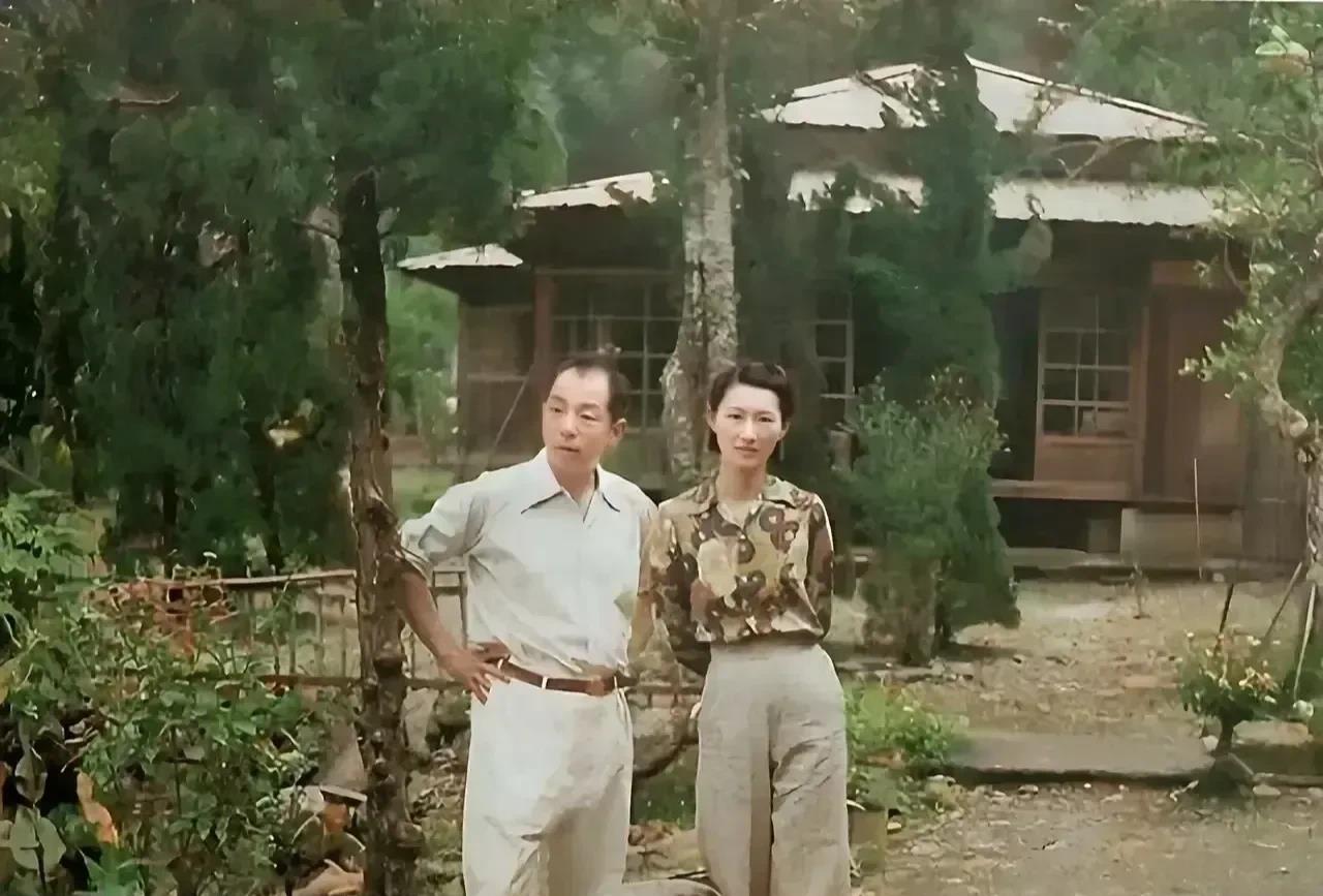 这是被蒋介石软禁时期的少帅张学良的，身旁的这名女性则是大名鼎鼎的赵四小姐。

赵