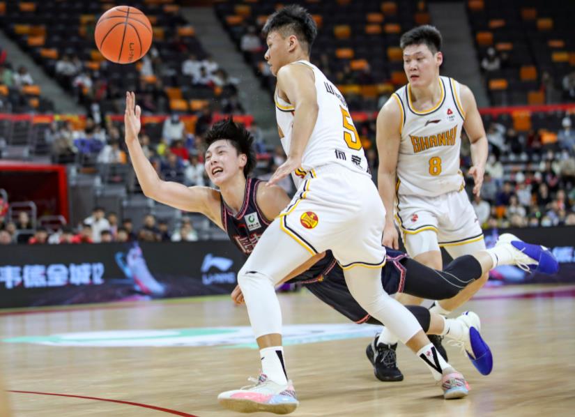 与广东男篮的比赛，我们可以看出：山西男篮内线五人轮换，只有小韩攻守兼备

中锋葛