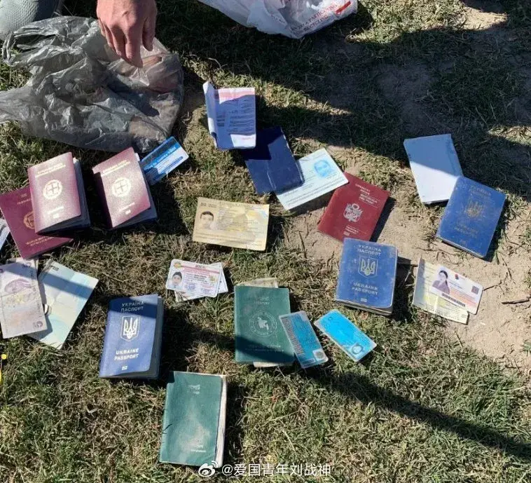美墨边境墙被扔掉的护照