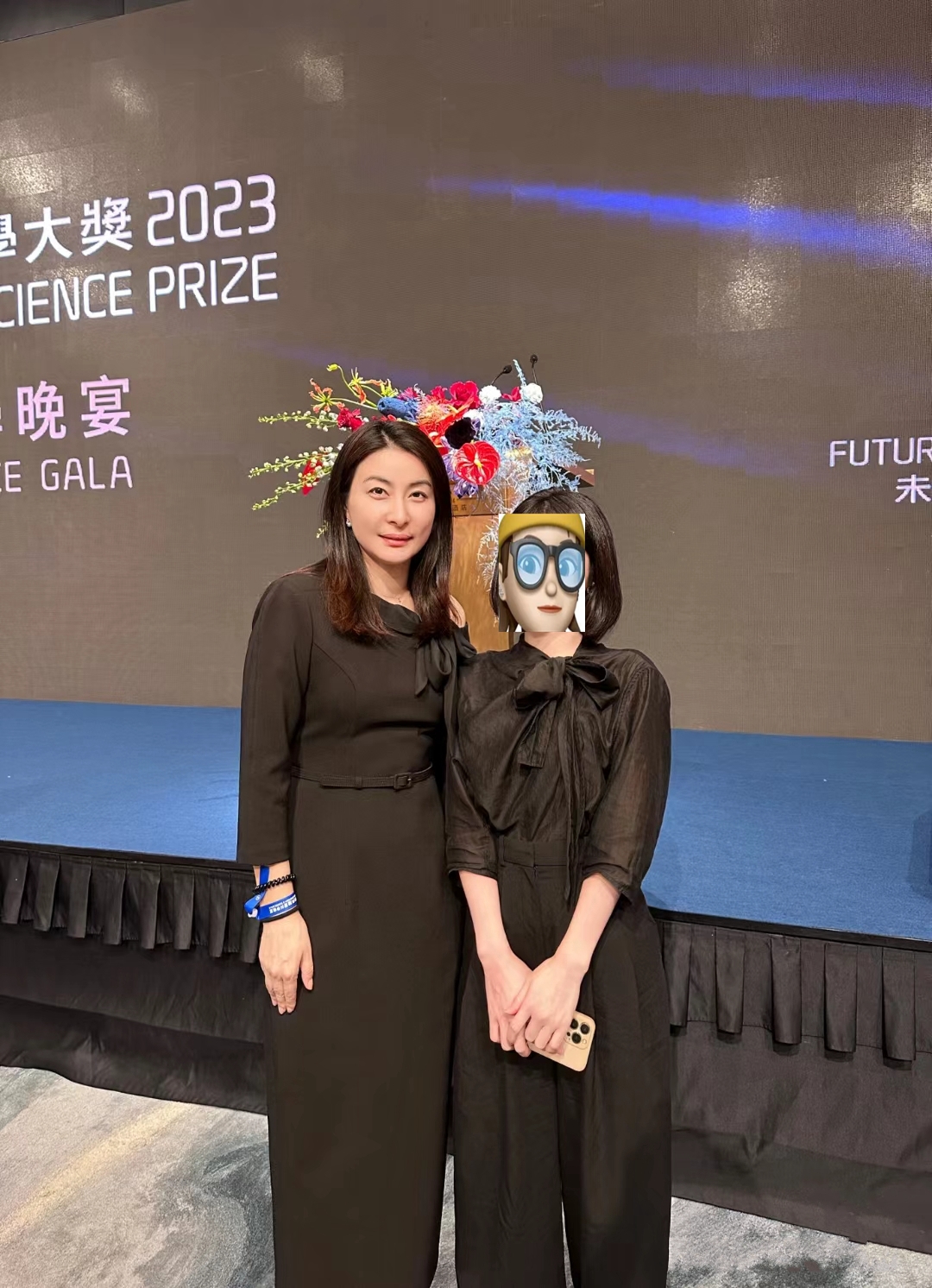 哇塞！郭晶晶太哇塞了！身穿黑色露肩黑裙参加活动，当天的郭晶晶简直是美翻了，不仅穿