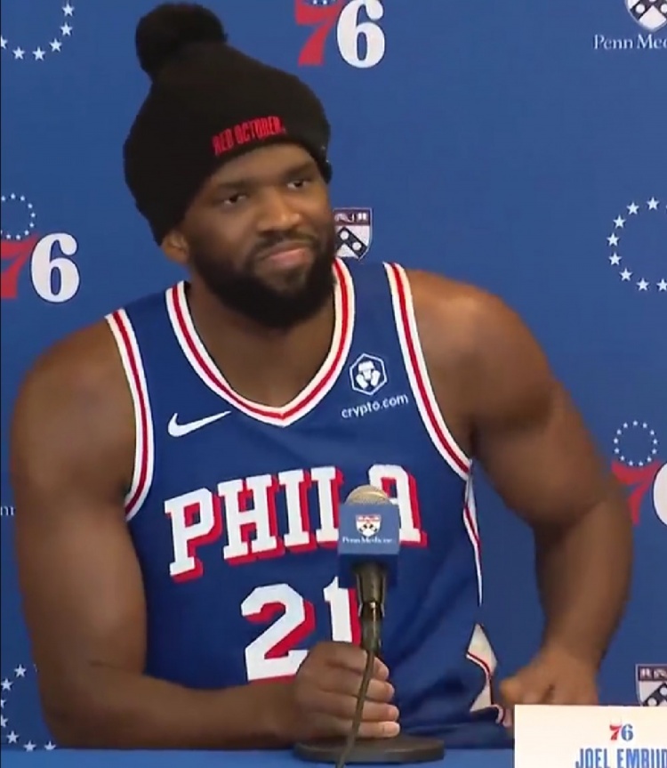 恩比德无情商回应哈登：球队里有谁并不重要 我相信我们有机会赢。

恩比德人品不敢