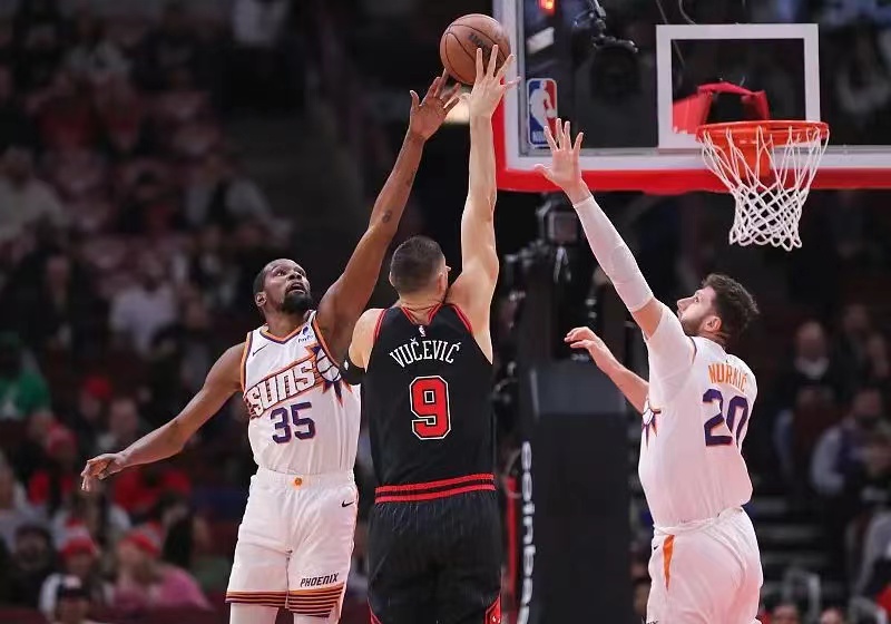 太阳的这笔交易确实值！
20分17篮板8助攻2抢断，这是努尔基奇对阵公牛交出的数