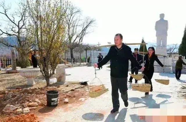 照片里带头挑土栽树的人是谁啊？看着有点眼熟，就是一时半会儿想不起来了呢。

网友