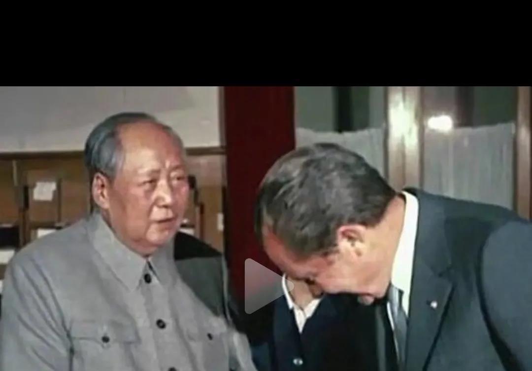 什么是智慧？
当年尼克松访华，一下飞机看到满墙的标语，“全世界人民团结起来，打倒