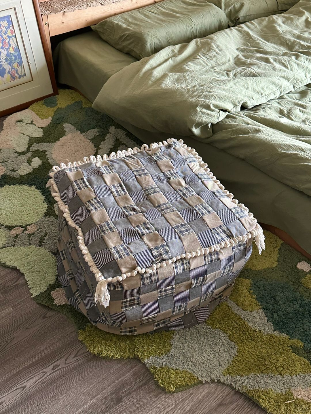 旧物改造⓶｜旧床垫+旧衣裤就能得到一个坐墩
之前用旧的床垫一直没舍得扔
总觉得能