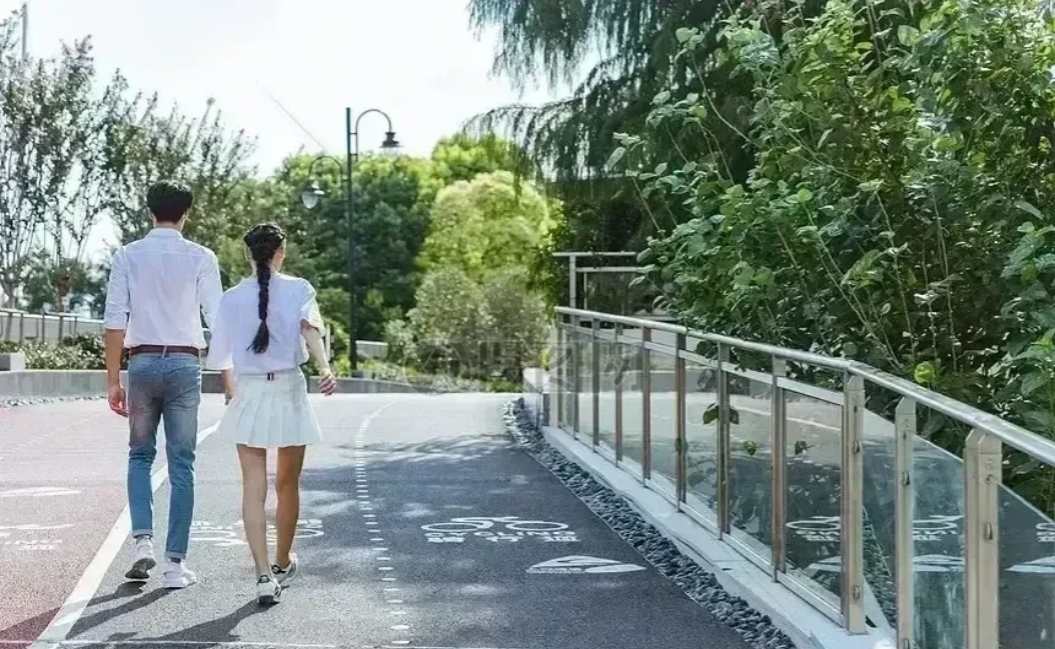 广东广州，婆婆为了祝贺儿子新婚，送给儿子儿媳2套别墅和2套商铺。婚后不久，婆婆又